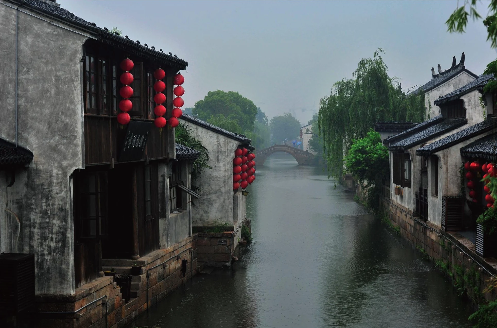 荡口古镇真实河道与青瓦红灯笼建筑