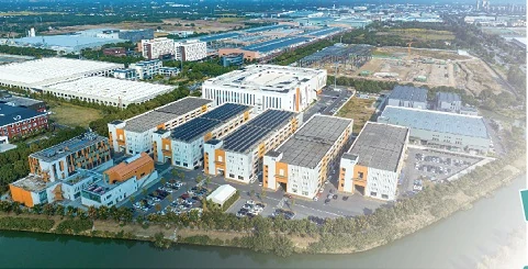 锡山区政府特色专业园区图册中的新能源产业园实景照片
