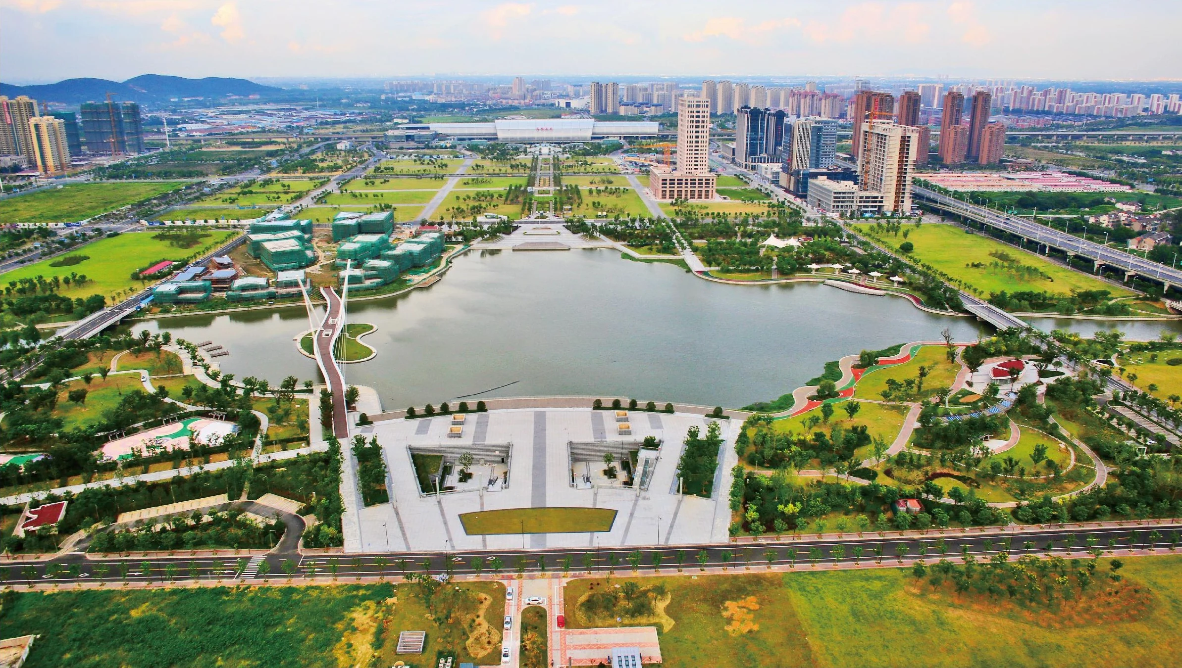 锡东新城映月湖与无锡东站方向的官方画册实景照片
